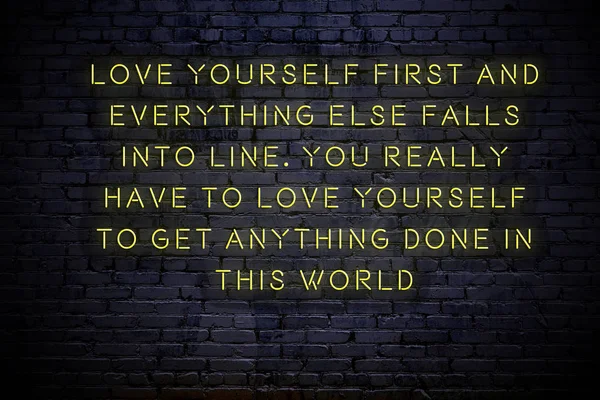 Duvarda olumlu motivasyonel alıntı Neon yazıt