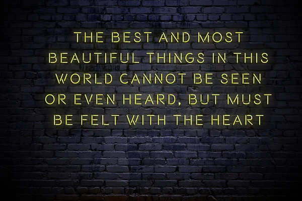 Duvarda olumlu motivasyonel alıntı Neon yazıt