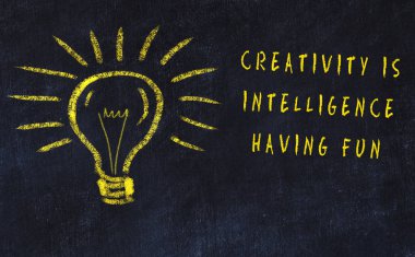 Sanat ve yaratıcılık hakkında ampul ve yazıt tebeşir çizimi