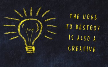 Sanat ve yaratıcılık hakkında ampul ve yazıt tebeşir çizimi