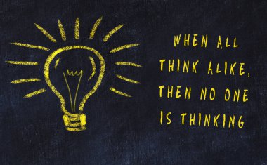 Sanat ve yaratıcılık hakkında ampul ve yazıt tebeşir çizimi