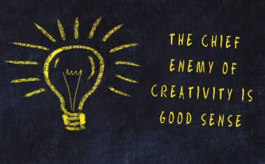 Sanat ve yaratıcılık hakkında ampul ve yazıt tebeşir çizimi