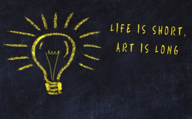 Sanat ve yaratıcılık hakkında ampul ve yazıt tebeşir çizimi