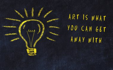 Sanat ve yaratıcılık hakkında ampul ve yazıt tebeşir çizimi