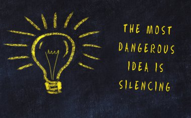 Sanat ve yaratıcılık hakkında ampul ve yazıt tebeşir çizimi