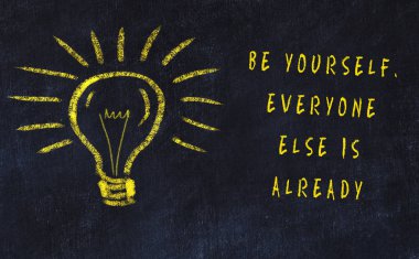 Sanat ve yaratıcılık hakkında ampul ve yazıt tebeşir çizimi