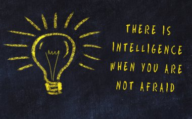 Sanat ve yaratıcılık hakkında ampul ve yazıt tebeşir çizimi