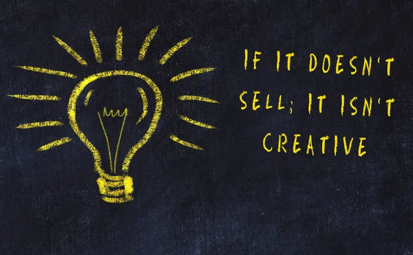 Sanat ve yaratıcılık hakkında ampul ve yazıt tebeşir çizimi