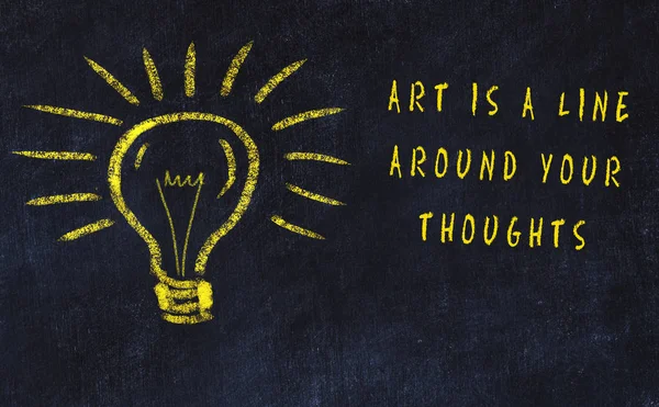 灯泡的粉笔画和关于艺术和创造力的铭文 — 图库照片