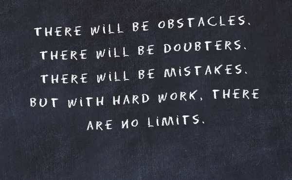 El yazısı bilge motivasyonel alıntı ile siyah kara tahta 