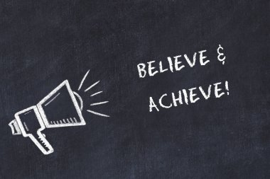 Hoparlör ve el yazısı kısa sloganı ile tebeşir kurulu kroki