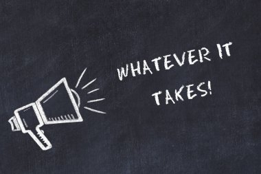 Hoparlör ve el yazısı kısa sloganı ile tebeşir kurulu kroki