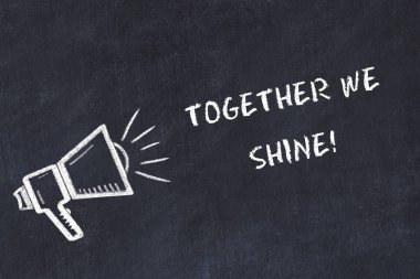 Hoparlör ve el yazısı kısa sloganı ile tebeşir kurulu kroki