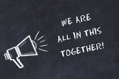 Hoparlör ve el yazısı kısa sloganı ile tebeşir kurulu kroki