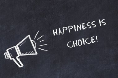 Hoparlör ve el yazısı kısa sloganı ile tebeşir kurulu kroki