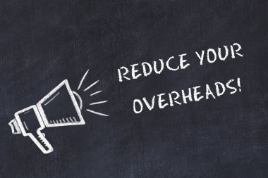 Hoparlör ve el yazısı kısa sloganı ile tebeşir kurulu kroki