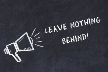 Hoparlör ve el yazısı kısa sloganı ile tebeşir kurulu kroki