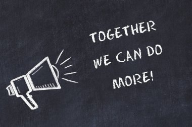 Hoparlör ve el yazısı kısa sloganı ile tebeşir kurulu kroki