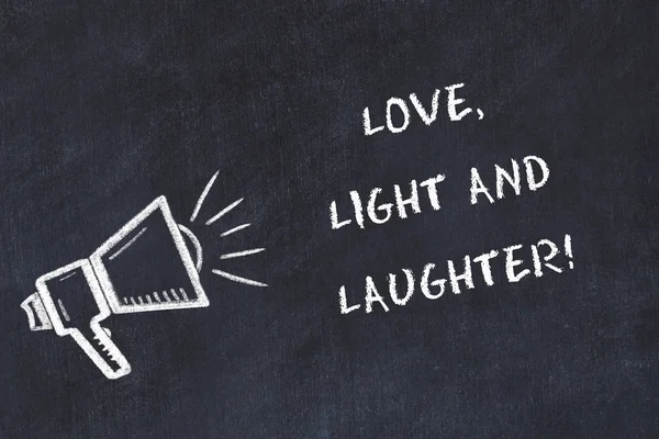 Hoparlör ve el yazısı kısa sloganı ile tebeşir kurulu kroki