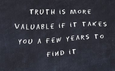 El yazısı bilge motivasyonel alıntı ile siyah kara tahta 