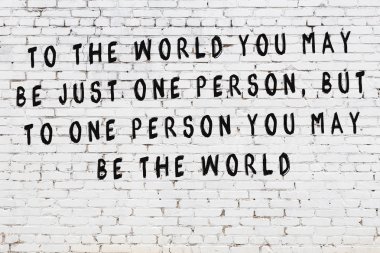 Bilgece alıntıların yazılı olduğu siyah boyanmış beyaz tuğla duvar