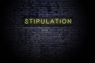 Neon yazıtlı vurgulu tuğla duvar