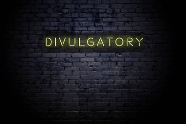 Neon yazıtlı vurgulu tuğla duvar