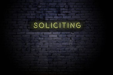 Neon yazıtlı vurgulu tuğla duvar