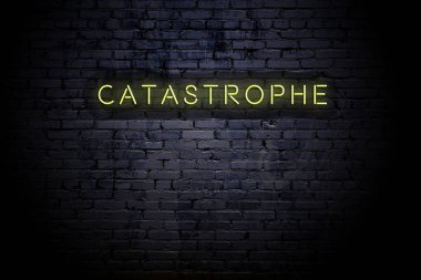 Neon yazıtfelaket ile vurgulu tuğla duvar