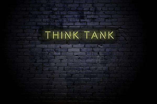 Mur en brique surligné avec inscription néon think tank — Photo