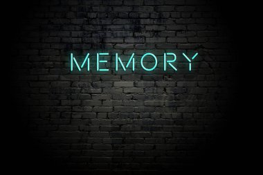 Neon yazıt bellek ile vurgulu tuğla duvar