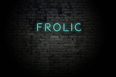 Neon yazıtlı duvar ile vurgulanmış tuğla duvar