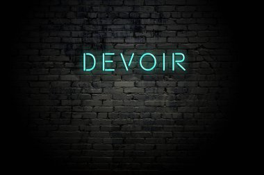 Neon yazıt lı vurgulu tuğla duvar devoir