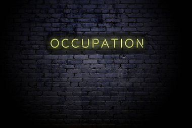 Neon yazıt lı vurgulu tuğla duvar