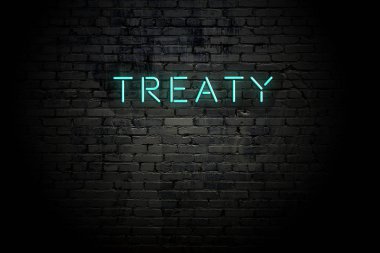 Neon yazıt antlaşması ile vurgulanmış tuğla duvar