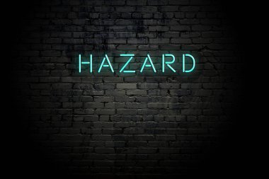 Neon yazıt tehlike ile vurgulanmış tuğla duvar
