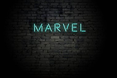 Neon yazıt mucizesi ile vurgulanmış tuğla duvar