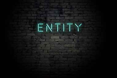 Neon yazıt varlığı ile vurgulanmış tuğla duvar