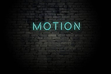 Neon yazıt hareketi ile vurgulanmış tuğla duvar