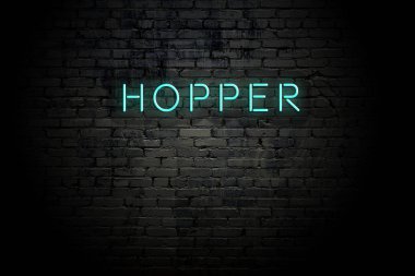 Neon yazıt hunisi ile vurgulanmış tuğla duvar