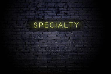 Neon yazıt özel vurgulu tuğla duvar