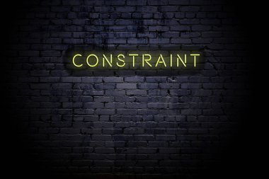 Neon yazıt kısıtlamalı vurgulanmış tuğla duvar