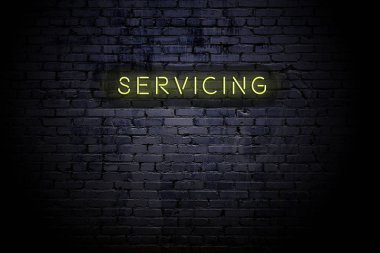 Neon yazıt servisi ile vurgulanmış tuğla duvar