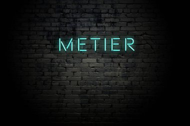 Neon yazıtlı metier ile vurgulanmış tuğla duvar