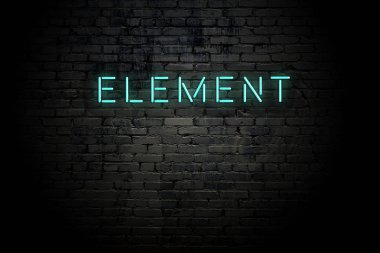 Neon yazıt elemanı ile vurgulanmış tuğla duvar