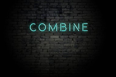 Neon yazıtlı vurgulu tuğla duvar birleştirmek