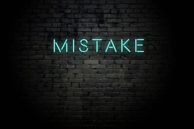 Neon yazıt hatası ile vurgulanmış tuğla duvar