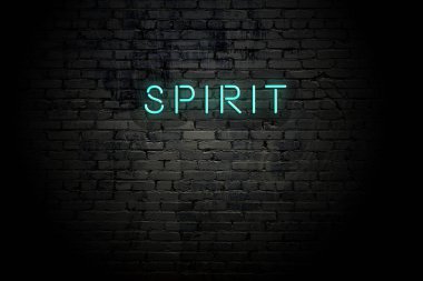 Neon yazıt ruhu ile vurgulanmış tuğla duvar