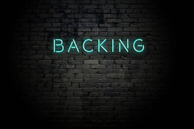 Neon yazıt destekli vurgulu tuğla duvar