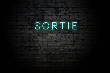 Neon yazıt sorti ile vurgulanmış tuğla duvar